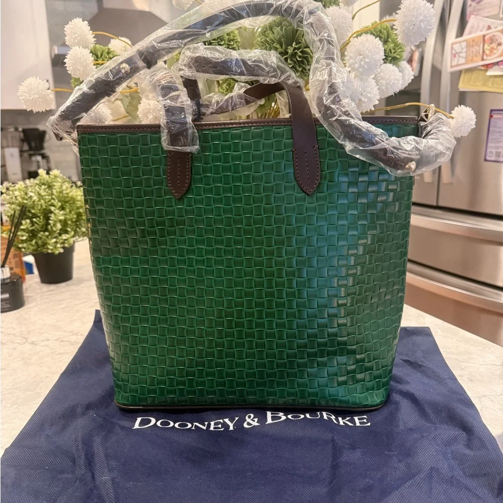 Dooney & Bourke woven Liliana tote with matching wristlet - Picture 3 of 12